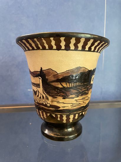 *CIBOURE

Vase à décor d'un vacher basque

Hauteur...