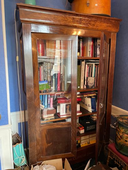 *Vitrine en bois de placage ouvrant par deux...
