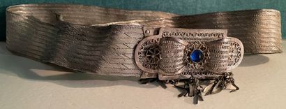 *Une ceinture en argent sertie d'un cabochon...