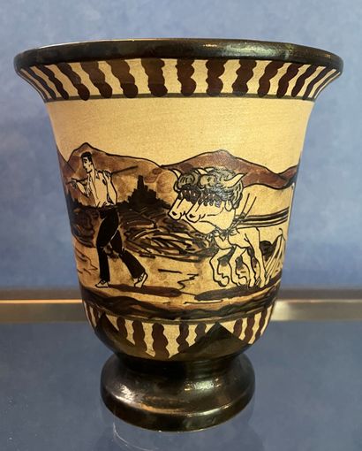 *CIBOURE

Vase à décor d'un vacher basque

Hauteur...