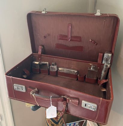 Nécessaire de voyage en métal argenté dans...