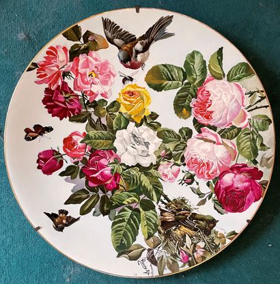 *Grand plat en faïence polychrome à décor...