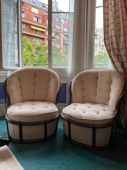 *Deux fauteuils en osier, garniture de tissu...
