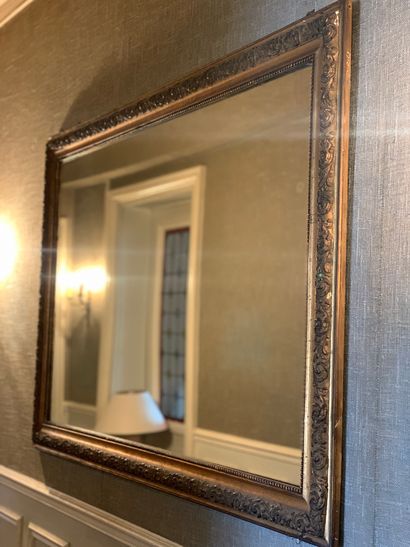 Grand miroir en stuc doré de style Louis...