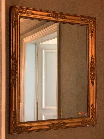 Miroir en stuc doré (accidents)

Époque Charles...