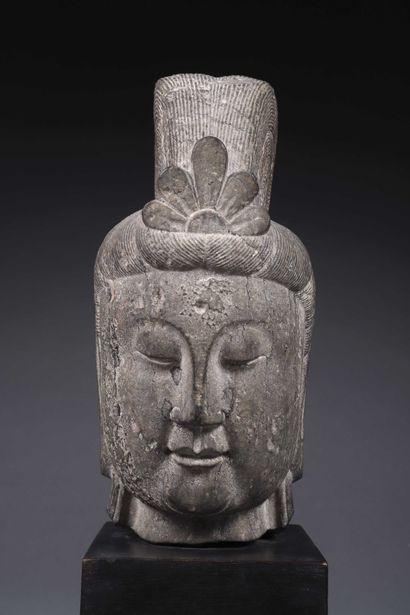 Tête en pierre sculptée.

Travail asiatique...