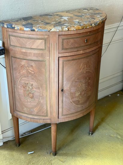 Commode demi-lune en bois de placage à décor...