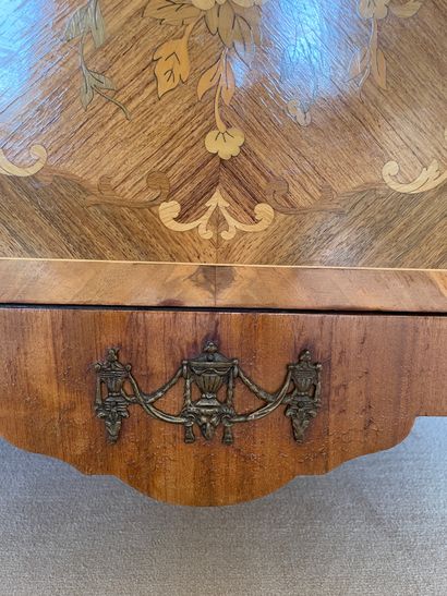 Commode en bois de placage à décor d'une...