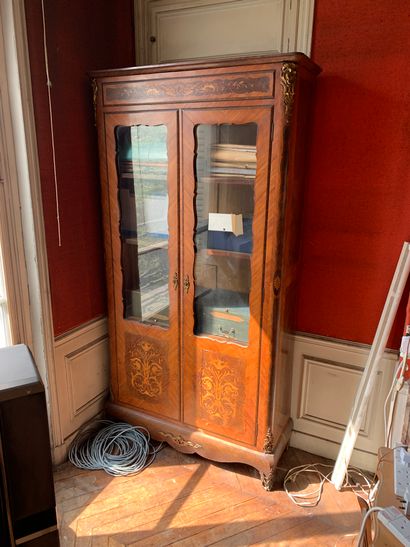 Vitrine style Louis XV en bois de placage...