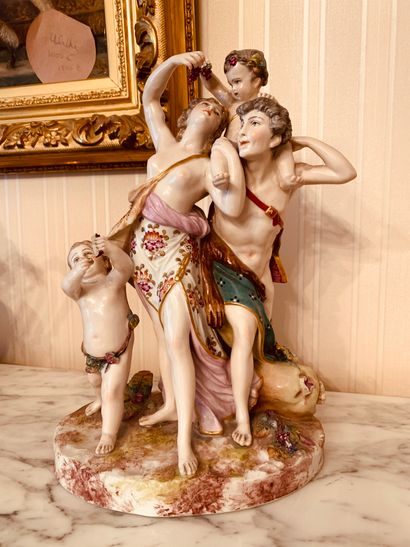 Groupe en porcelaine polychrome représentant...