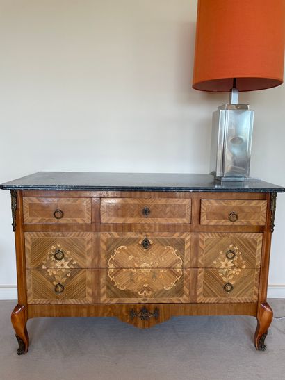 Commode en bois de placage à décor d'une...
