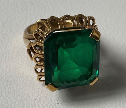 *Bague en or jaune sertie d'une pierre de...