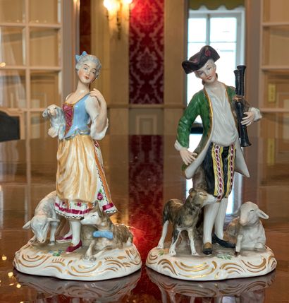 Deux statuettes en porcelaine polychrome...