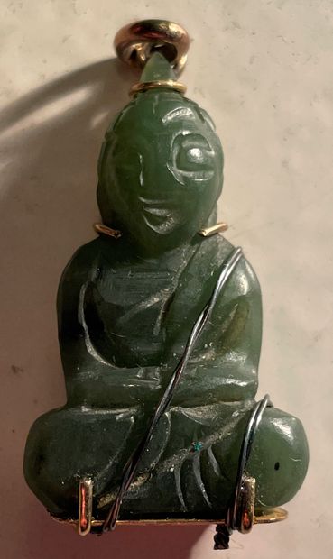 *Bouddha en pierre dure verte monté en or

Poids...