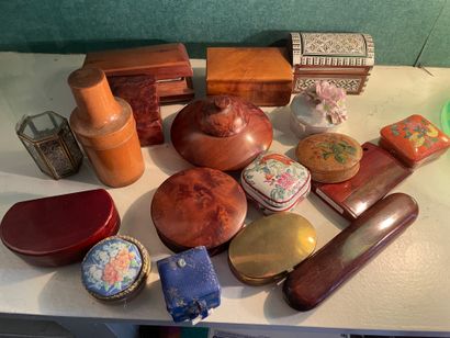 *Lot de boîtes couvertes diverses

(* Vendu...