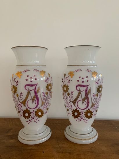 Paire de vases en verre opalin blanc à décor...