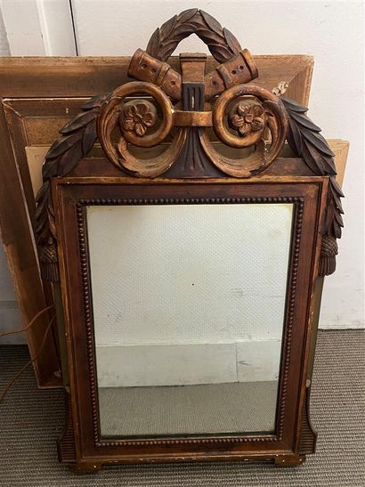 Miroir de style Louis XVI en bois sculpté,...
