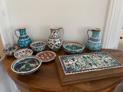 Lot de bols, brocs, carafons et plat de présentation...