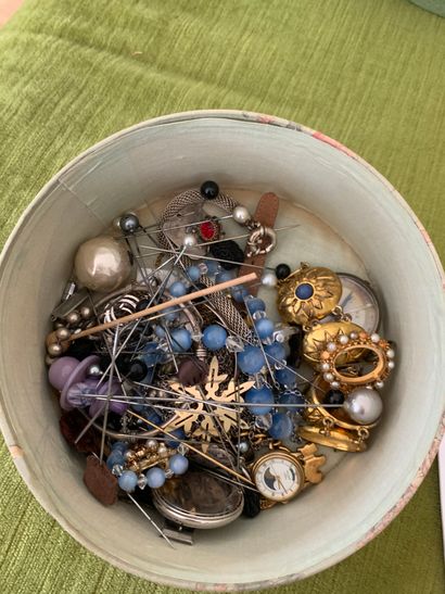 Set of fake jewels and hatpins