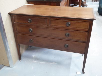 Commode haute sur roulettes à quatre tiroirs...