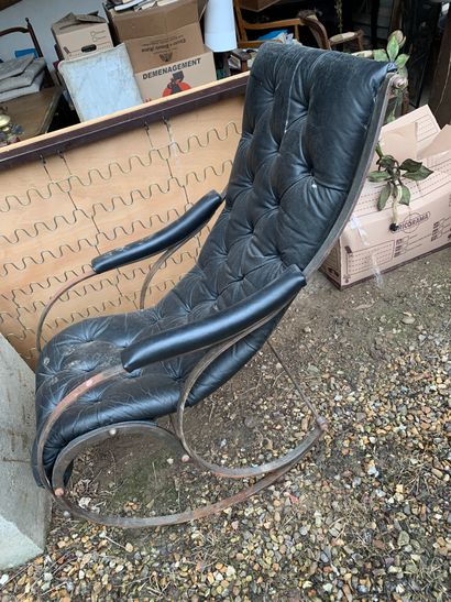 Rocking-chair en acier garni d'un cuir noir...
