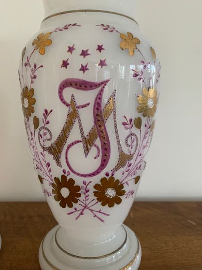 Paire de vases en verre opalin blanc à décor...