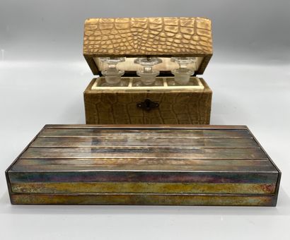 Boite rectangulaire en métal et un coffret...