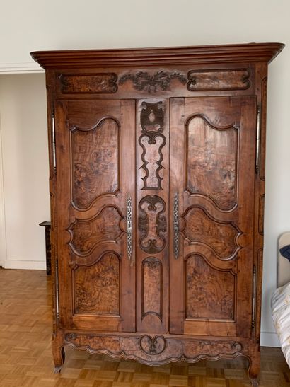 Armoire bressane à deux portes, en bois naturel...