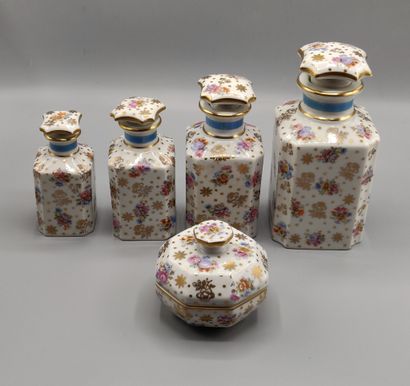 Nécessaire de toilette en porcelaine à décor...