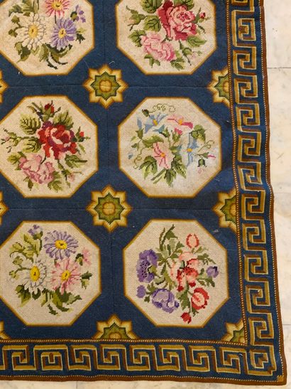 Petit tapis de style Empire à décor de réserves...