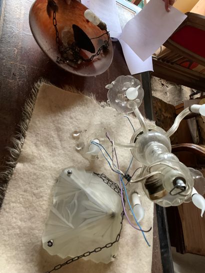 
Vasque en verre dépoli et doré d'un décor...