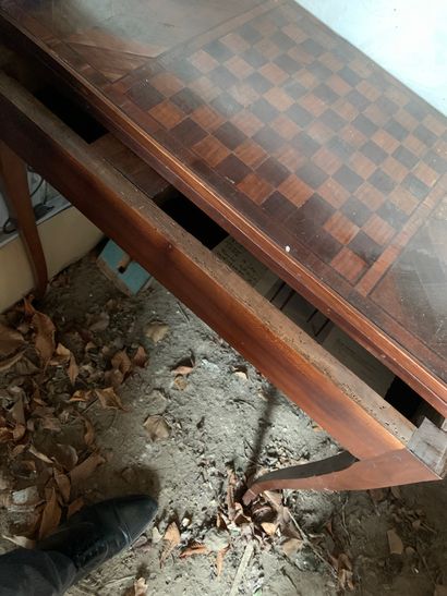 Table à jeux en merisier et placage de bois...