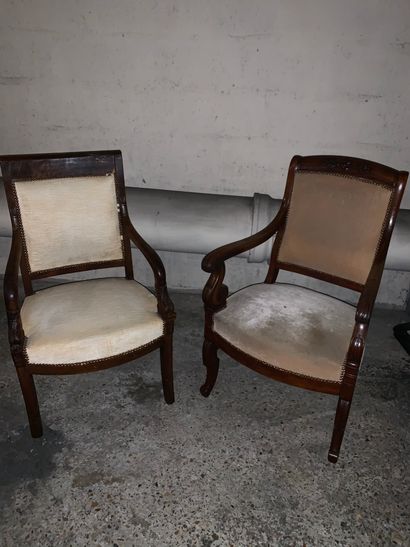 Deux fauteuils en bois naturel (usures)

Style...