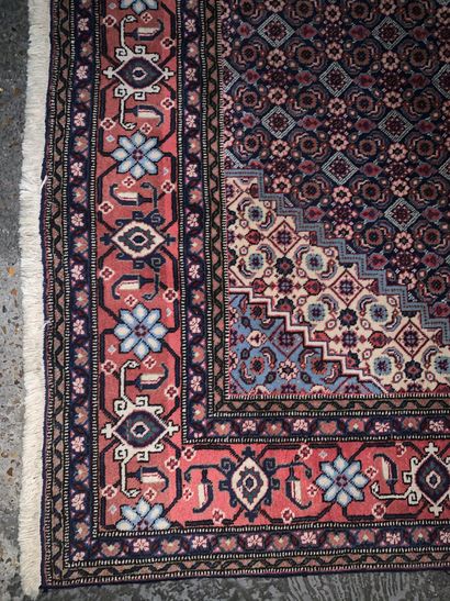 Petit tapis Minbahr à fond bordeaux et à...