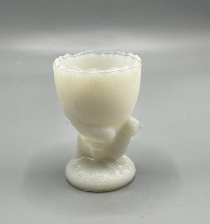 Coquetier en verre opalin moulé, la base...