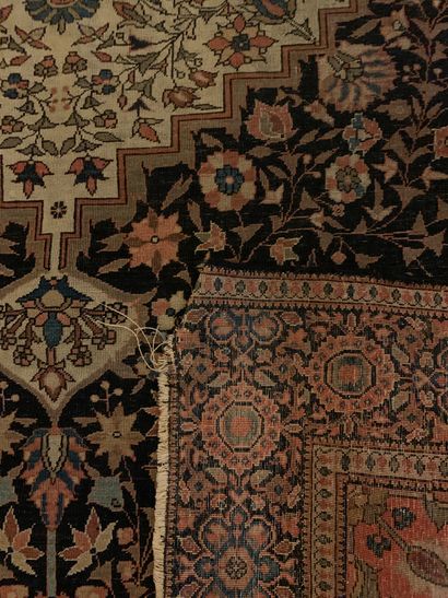 Tapis à grande rosace centrale sur fond marine...