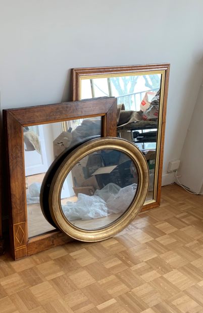 Lot de trois miroirs de formes et tailles...