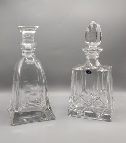 Deux carafes à whisky en cristal taillé

Hauteurs...