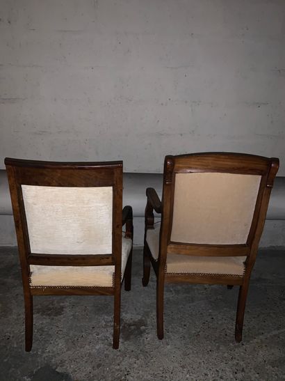 Deux fauteuils en bois naturel (usures)

Style...