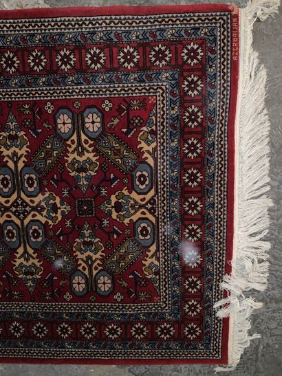 Tapis Schirwan à fond rouge et motifs géométriques...