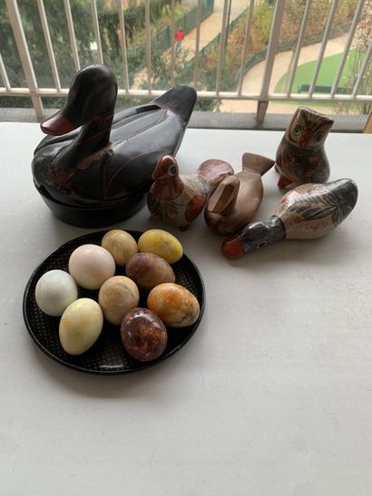 Lot d'oiseaux en bois et des oeufs en pierre...
