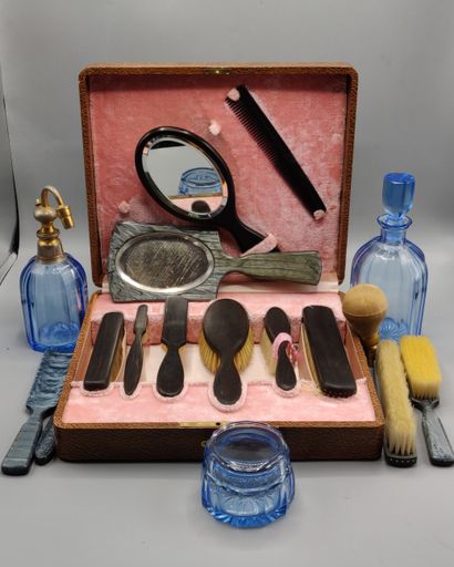 NECESSAIRE DE TOILETTE en verre bleu comprenant,...