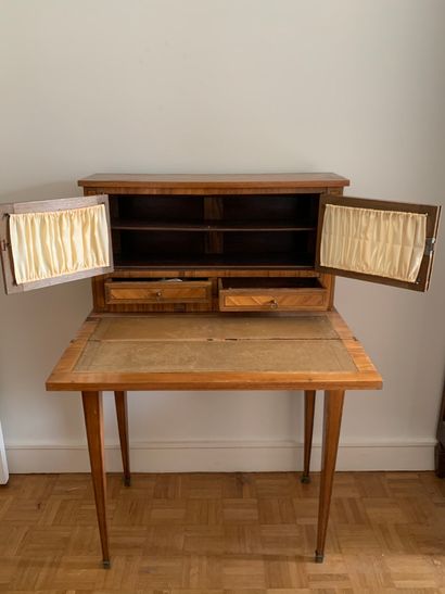 Bureau bonheur du jour en bois de placage...