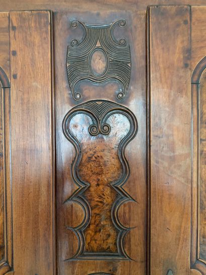 Armoire bressane à deux portes, en bois naturel...