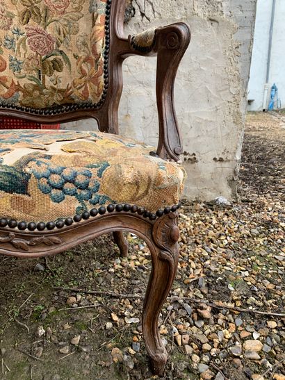 Fauteuil à dossier en cabriolet en noyer...