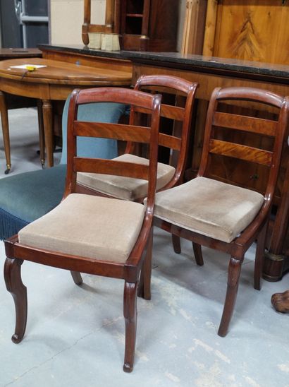 Trois chaises barrettes en bois naturels...