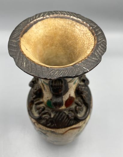 
CHINE. Vase en céramique de Nankin à décor...