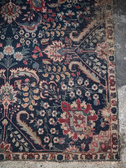 Tapis d'Orient à motif floral sur fond bleu,...