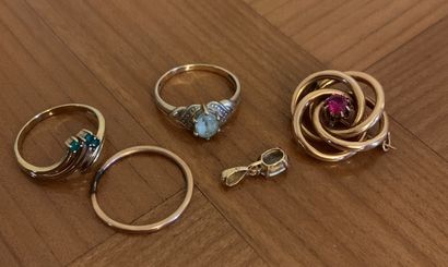 
Lot including: 




- an 18 k (750 thousandths)...