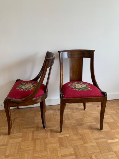 Paire de chaises à garniture aux petits points...